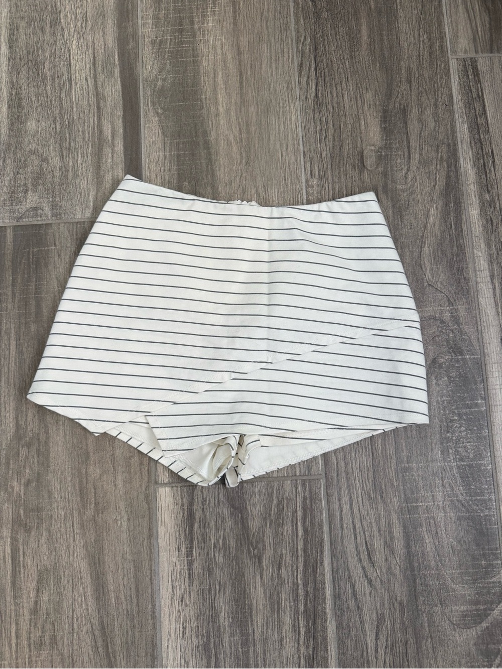 Lulu's Qroove Queen White Striped Skort